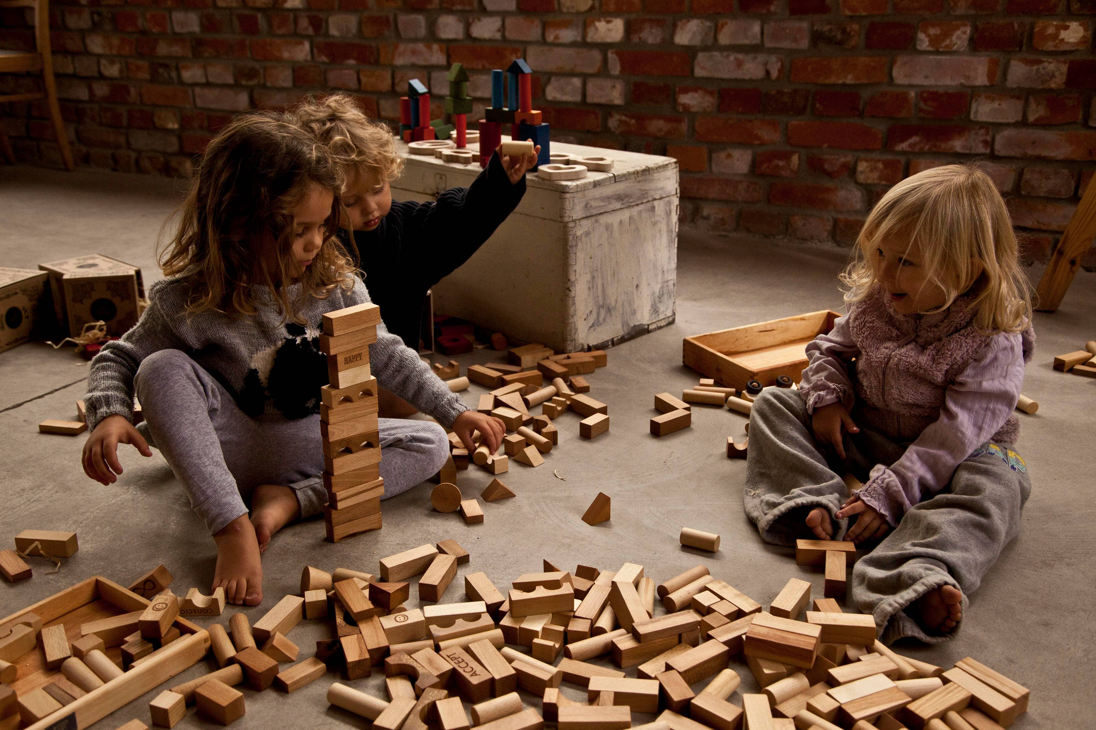 Natürliche Holzbausteine im Tablett – 30 Stück