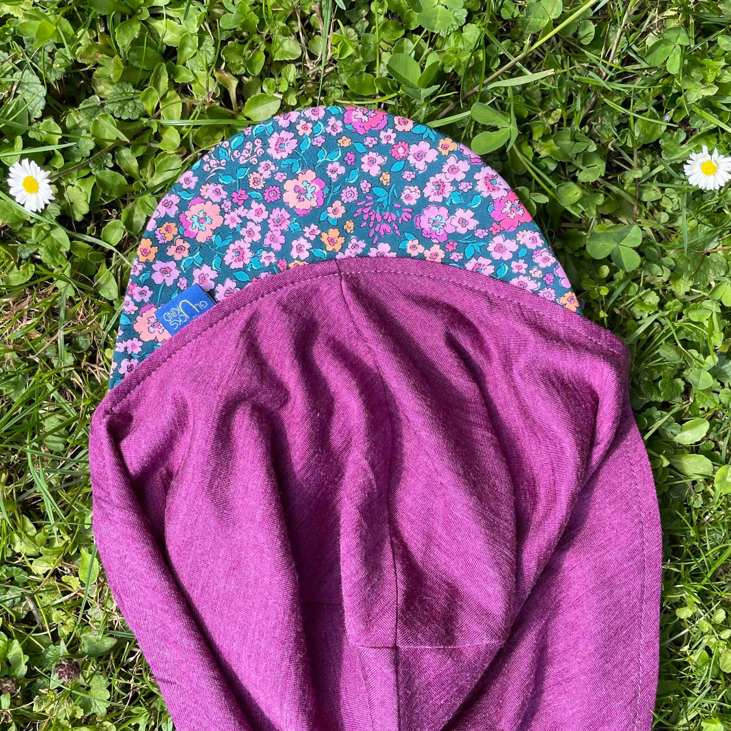 Glückskind Sommerkappe Zwetschke mit Blumen limited edition, Merinowolle & Seide (bio/GOTS)