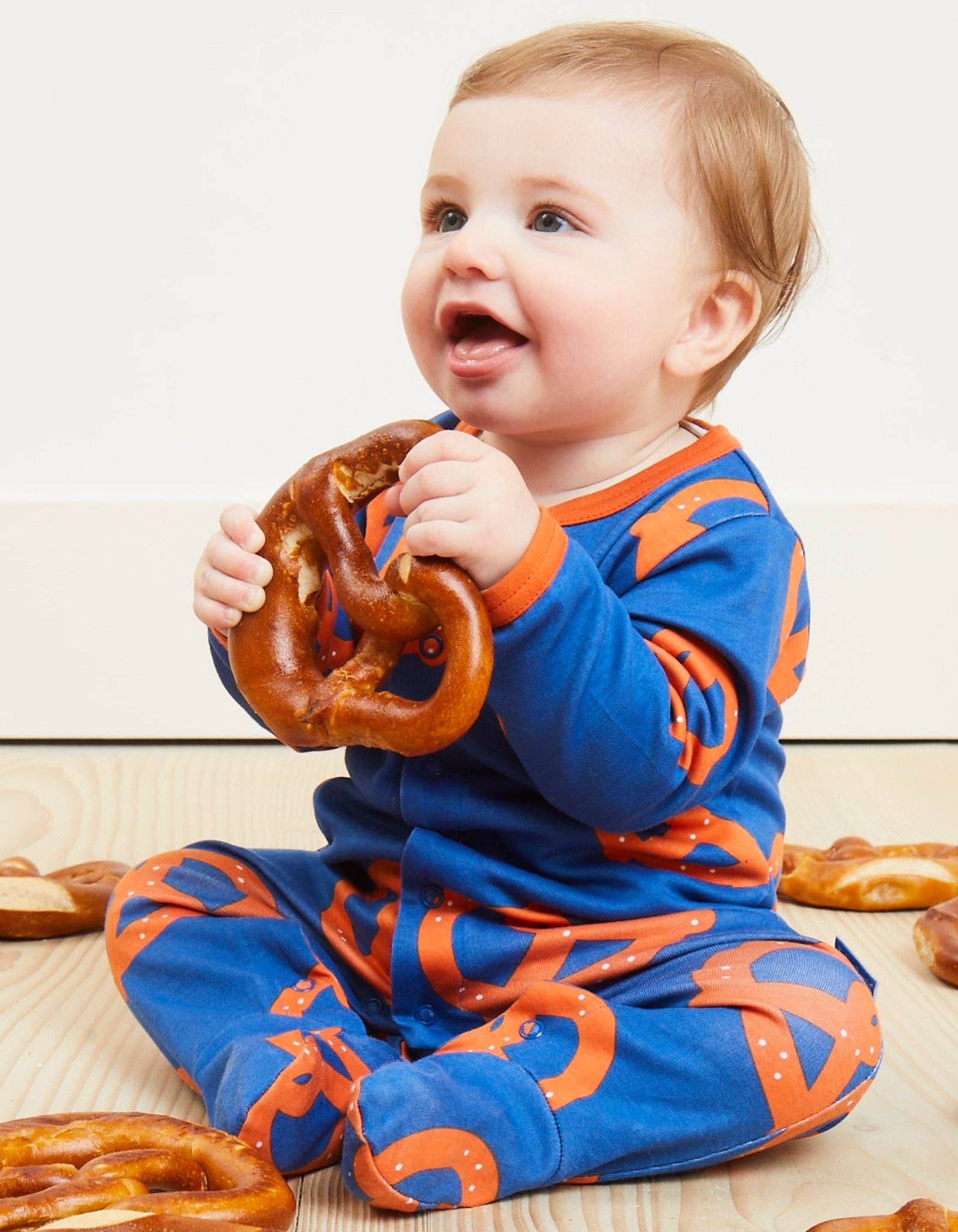 Bio-Baumwoll Baby Schlafanzug einteilig mit Füßen und Brezel-Druck