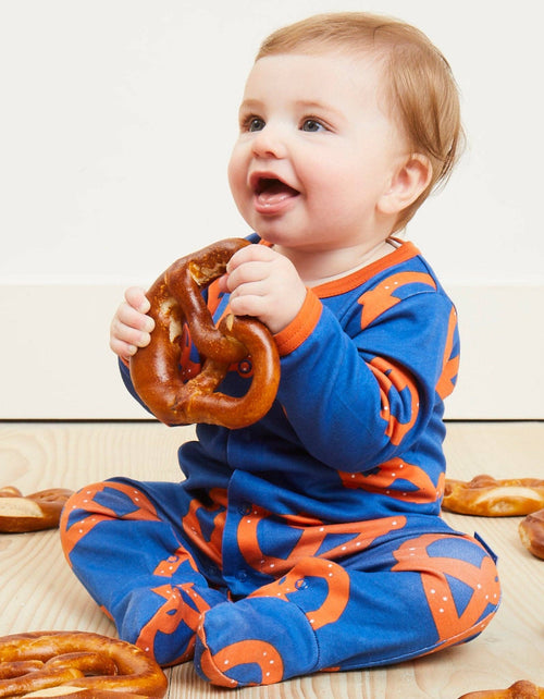 Bio-Baumwoll Baby Schlafanzug einteilig mit Füßen und Brezel-Druck