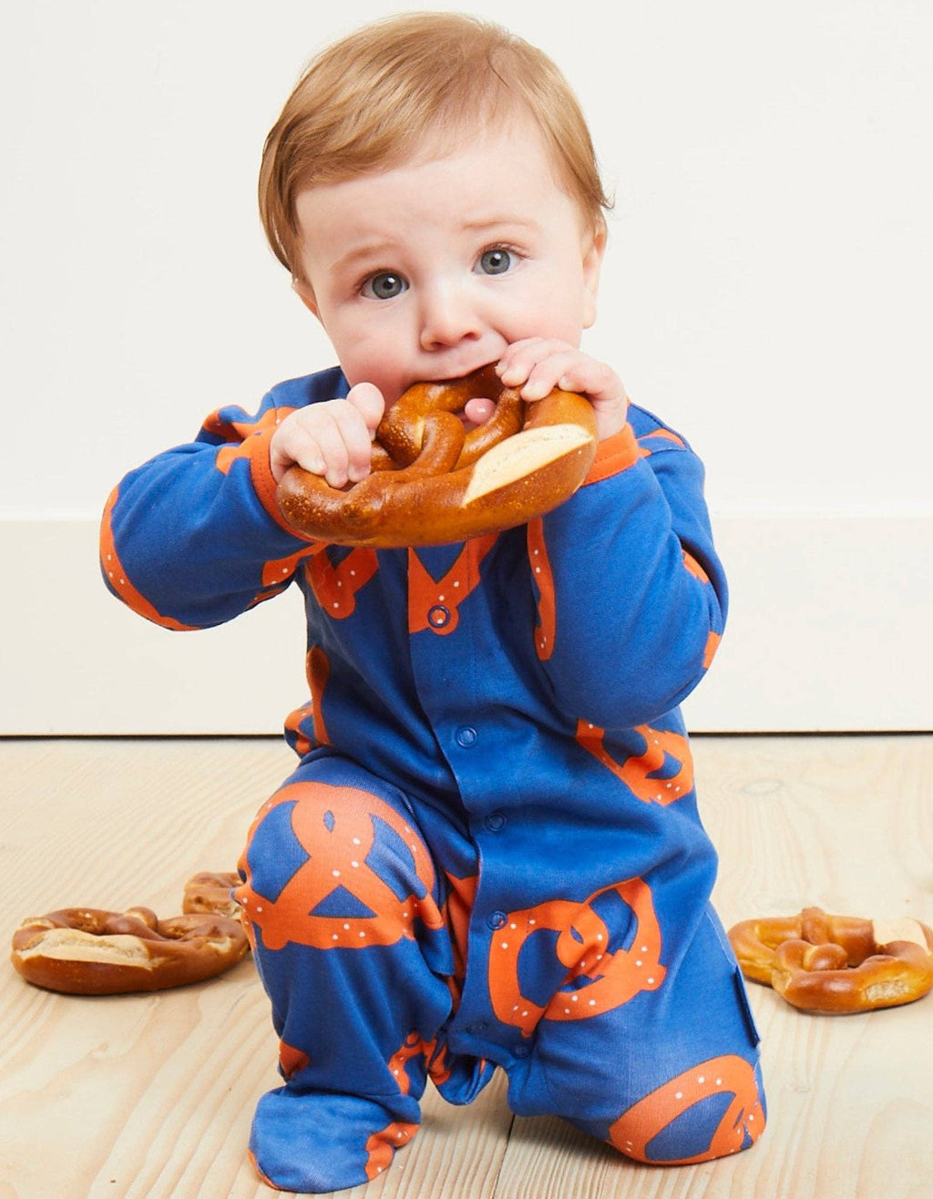 Bio-Baumwoll Baby Schlafanzug einteilig mit Füßen und Brezel-Druck