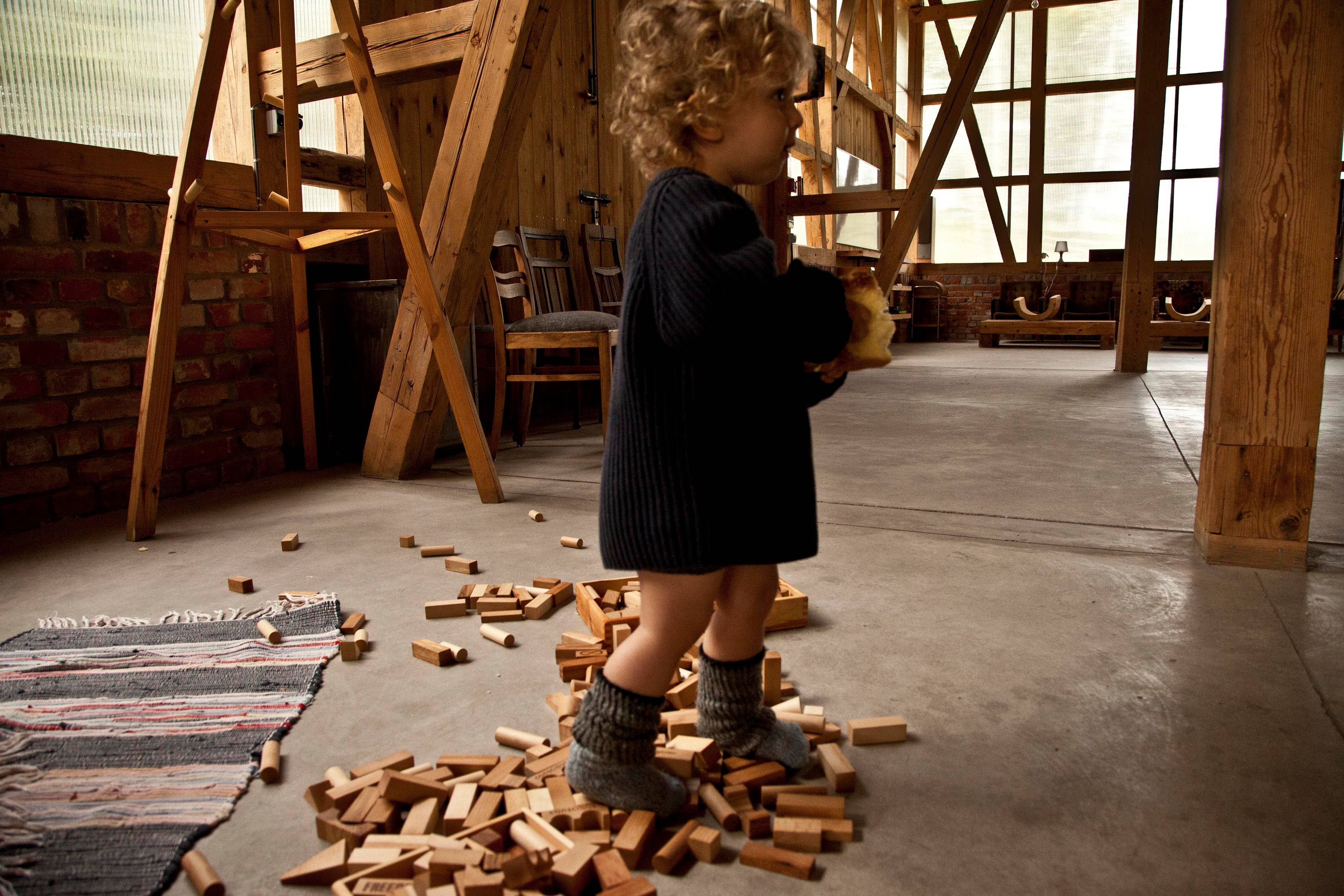 Natürliche Holzbausteine im Tablett – 30 Stück